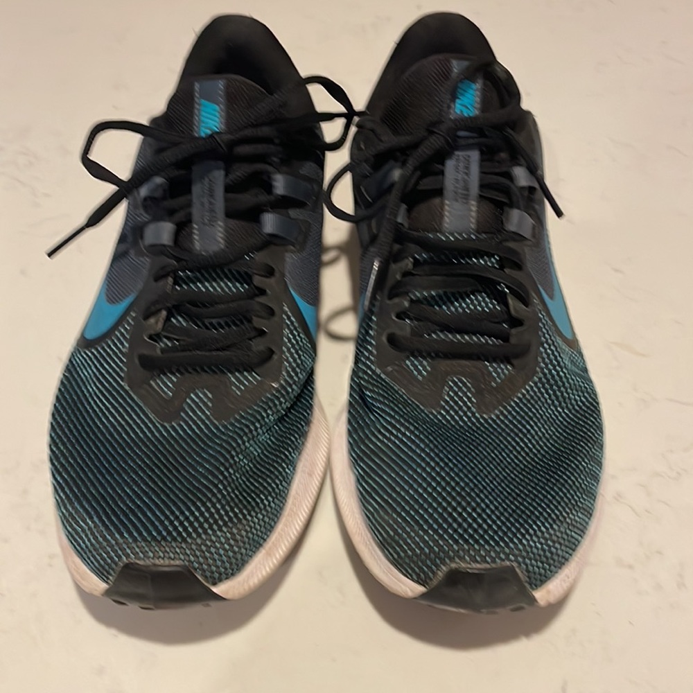 NIKE RUNNING SHOES